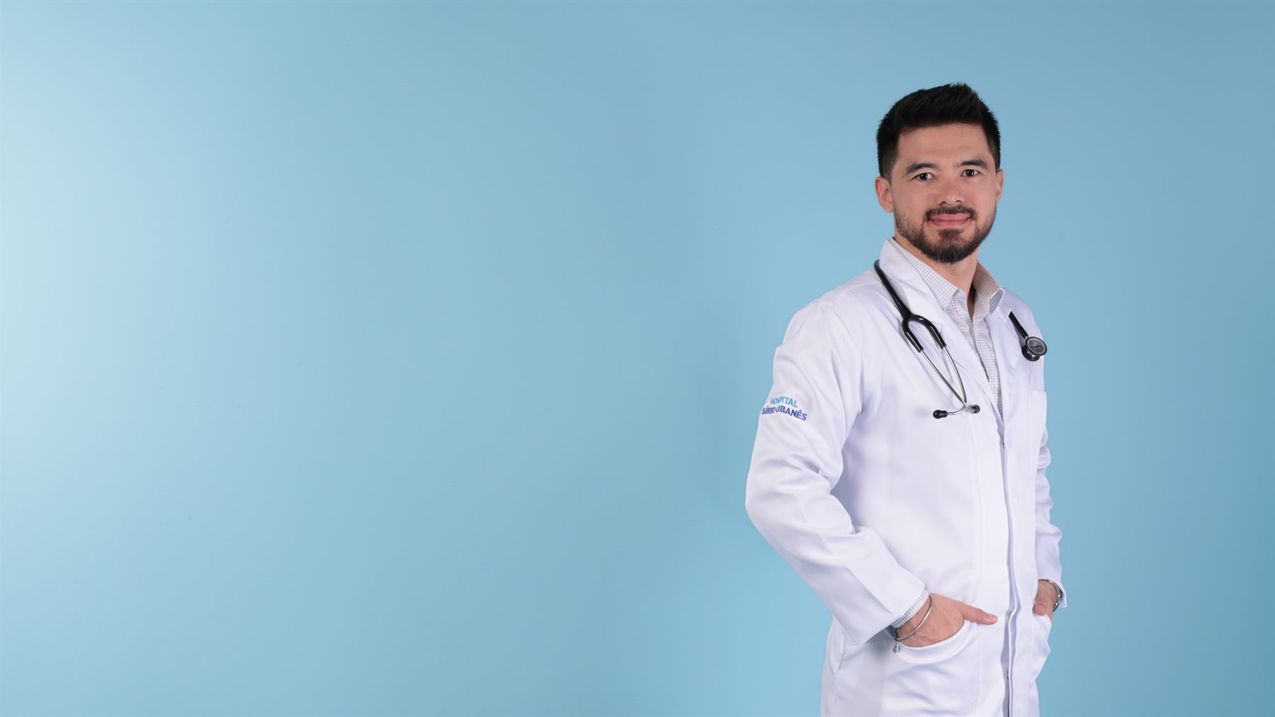Dr. Lucas Siqueira em foto profissional